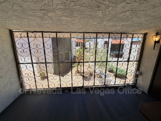 Building Photo - 1405 E Vegas Valley Dr