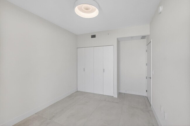 Building Photo - 700 NE 24th St