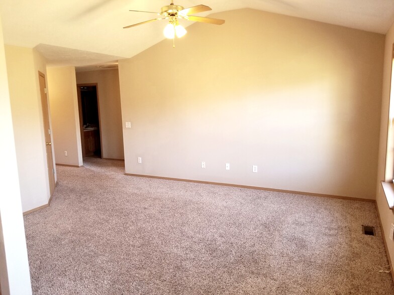 Living Room - 819 N Pinewood Ave