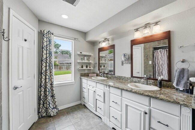 Building Photo - 2051 Shadow Rock Dr