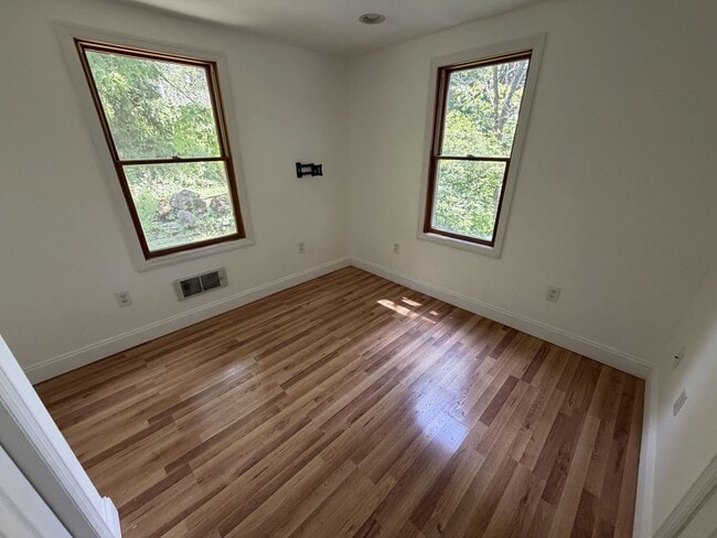 Building Photo - Price drop! Now Available for Rent in Peters!