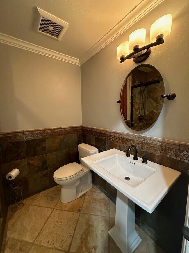 Building Photo - Stunning 4+2 Pool Home Home In Westlake Hi...