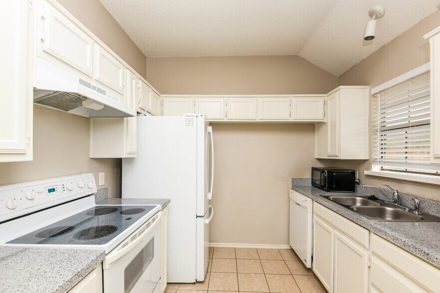 Building Photo - 804 Brittany Dr