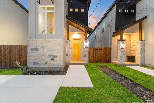Building Photo - Charming 3-Bed Custom Luxury Rental with 2.5 Baths near Downtown San Antonio – 1668 Sq Ft of Comf...