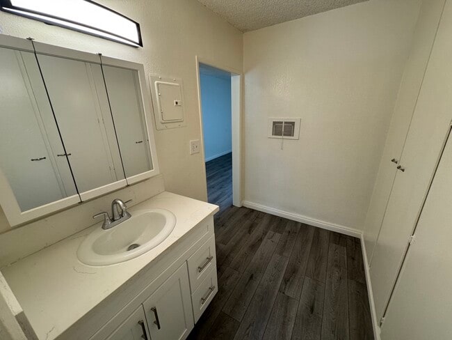 Building Photo - 3920 Redondo Beach Blvd