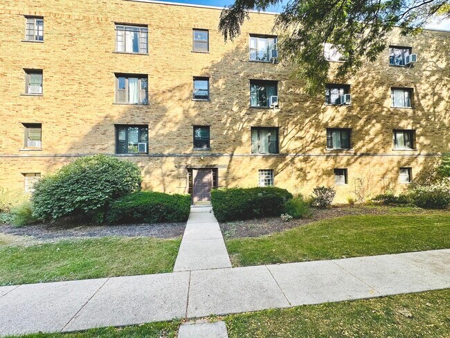 Building Photo - 1555 Monroe Ave