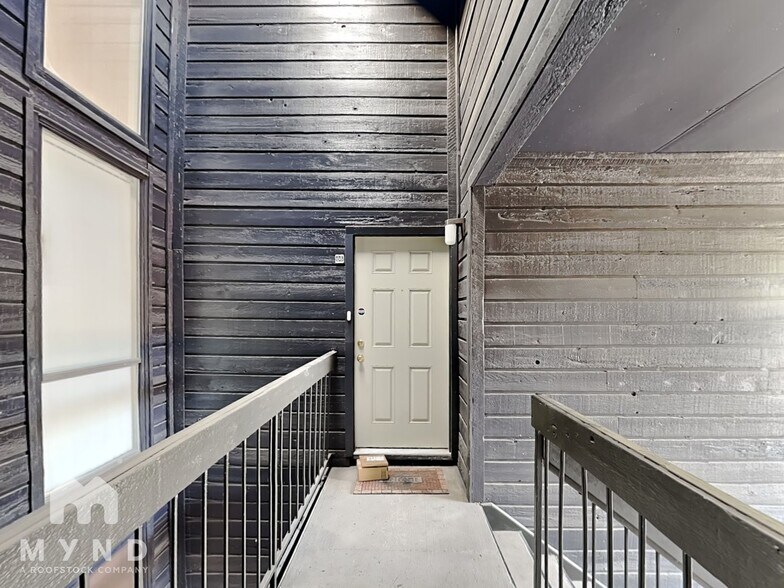 Building Photo - 7525 Holly Hill Dr