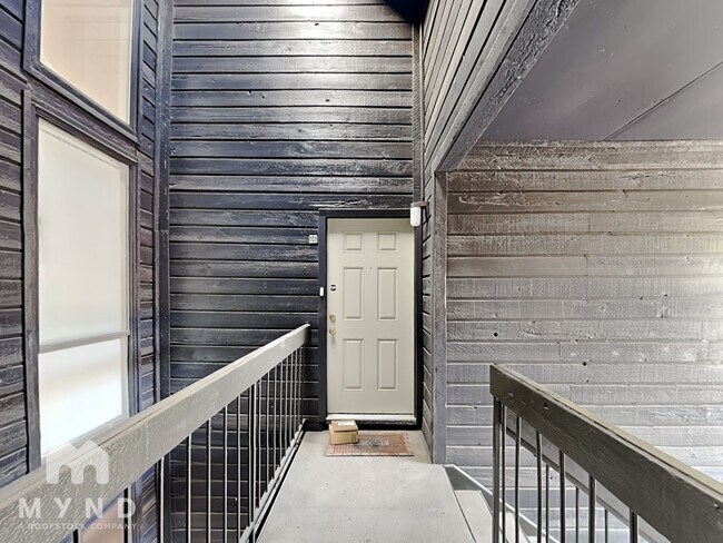 Building Photo - 7525 Holly Hill Dr