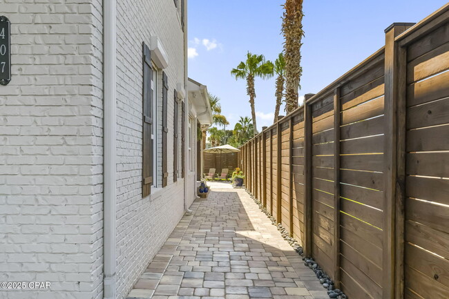 Building Photo - 407 Petrel St