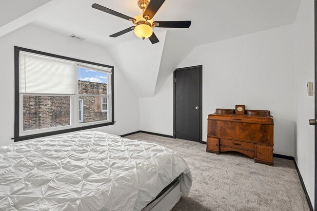 Building Photo - 4116 N Kilbourn Ave