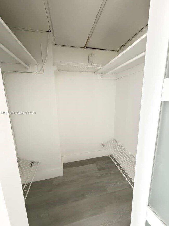 Building Photo - 500 Bayview Dr