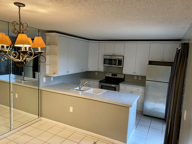 Building Photo - 619 6th Way