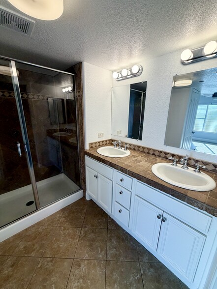 Primary room his and hers sinks - 4942 Haight Trl