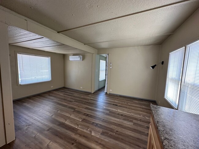 Building Photo - 2 bedroom 1 bath in park