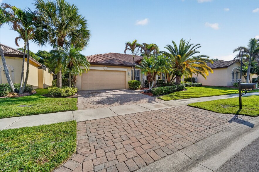 Building Photo - 854 SW Saint Tropez Ct