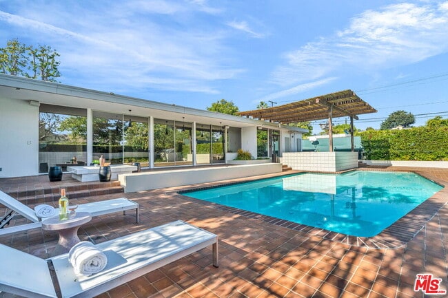 Building Photo - 802 N Crescent Dr