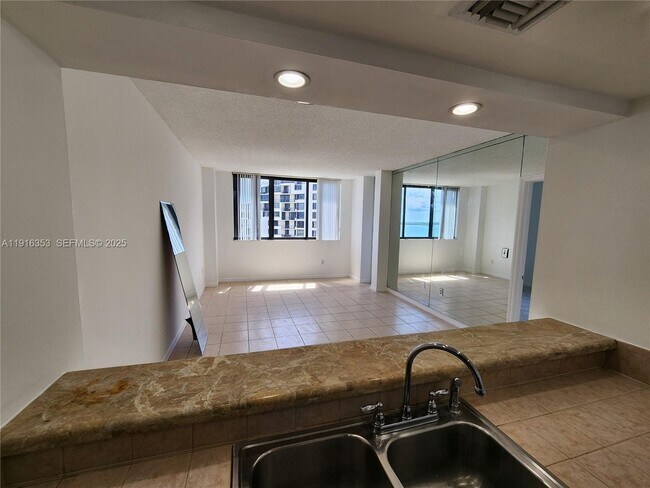 Building Photo - 540 Brickell Key Dr