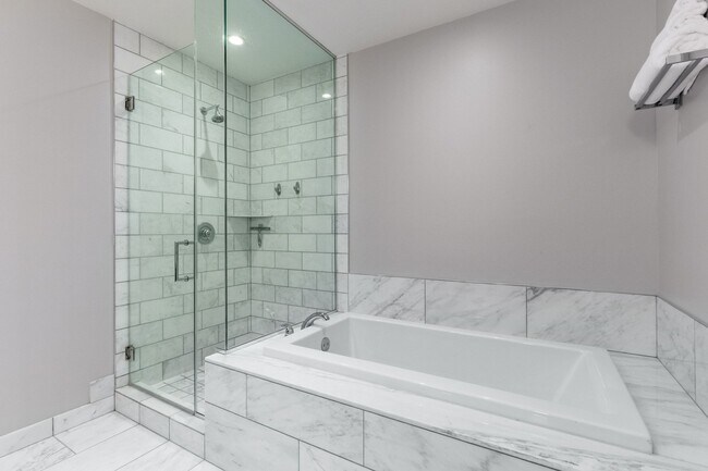 Building Photo - 4471 Dean Martin Dr