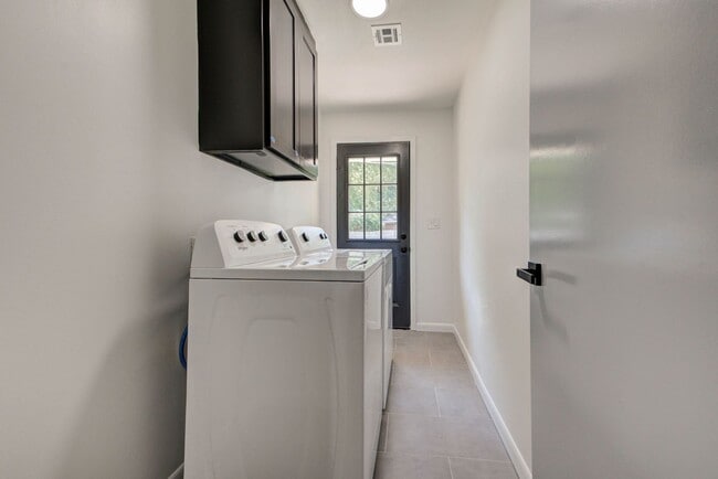 Building Photo - Fully Renovated 4 Bed, 2 Bath Just Minutes from Campus