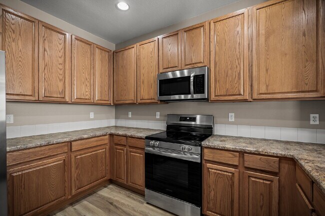 Building Photo - Beautiful 2 Bedroom End-Unit Townhouse in Montarbor Villas w/ Mountain Views