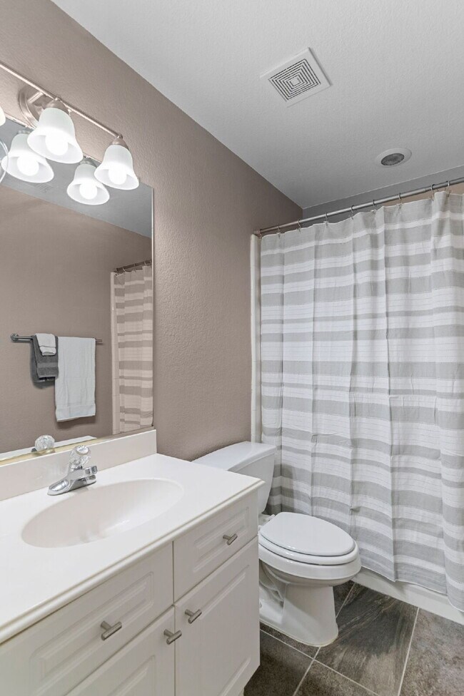 Building Photo - "Beautiful 4-Bedroom Home with Expansive D...