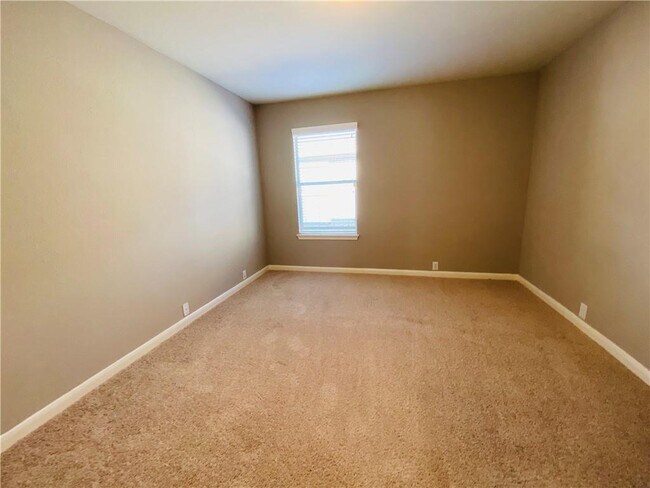 Building Photo - 561 Golden Creek Dr
