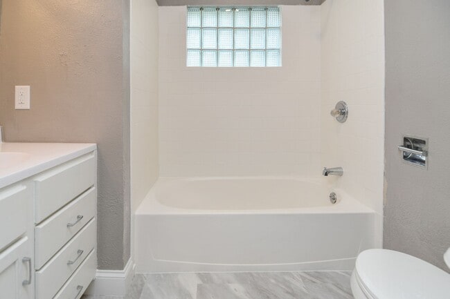 Building Photo - 4 Bed 1 Bath Single Family Home