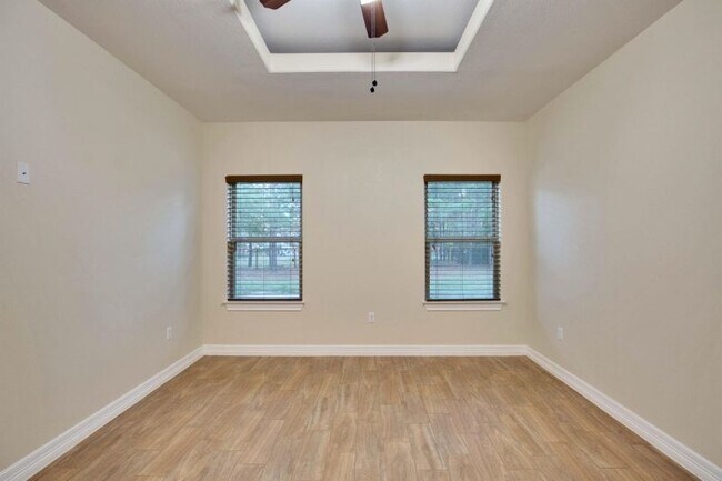 Building Photo - 118 N Buckhorn Dr