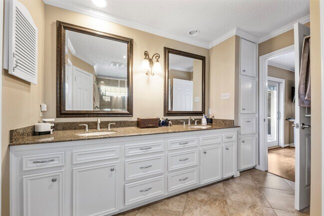 Building Photo - 1018 Trowbridge Dr