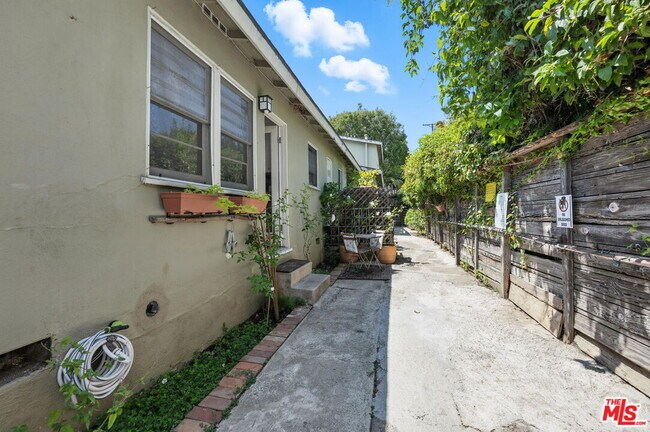 Building Photo - 2710 Arizona Ave