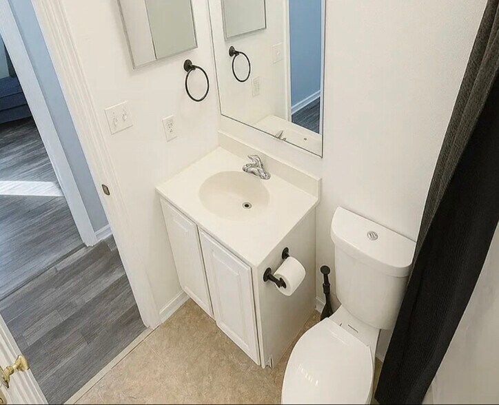 Building Photo - 1870 Tall Oaks Dr