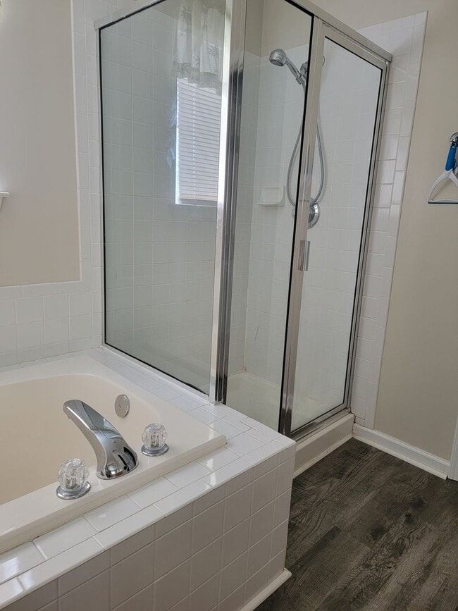 Building Photo - Spacious 4 Bedroom in Stonegate