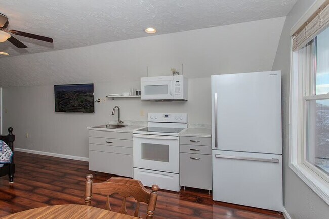 Building Photo - 625 Devon Dr