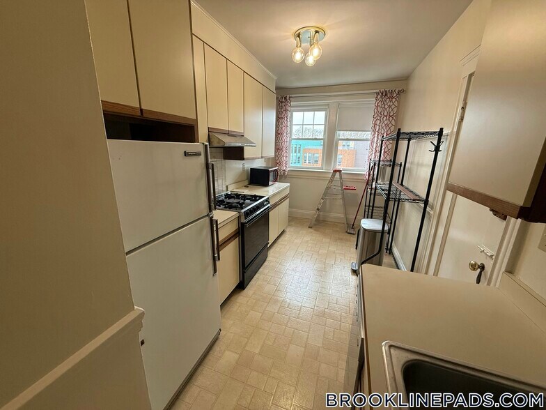 Building Photo - 52 Babcock St