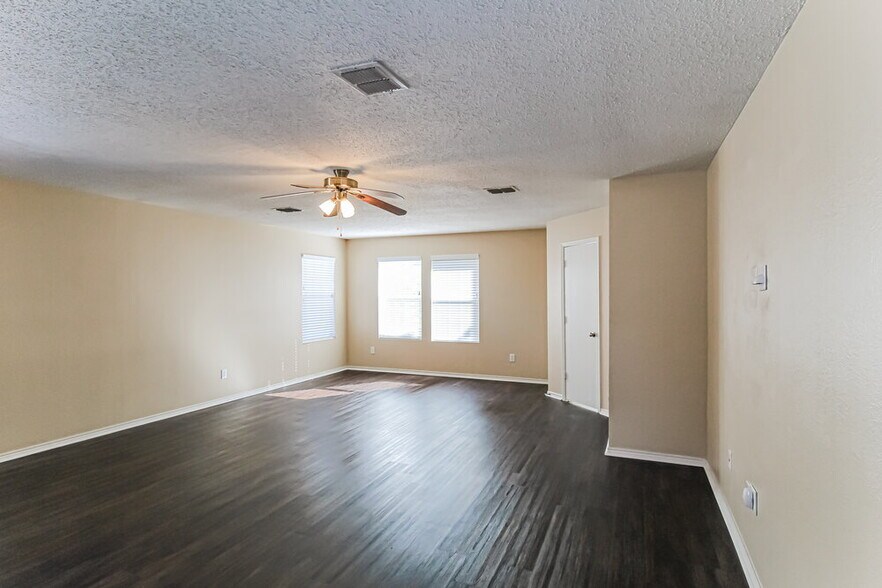 Building Photo - 8712 Cove Meadow Ln