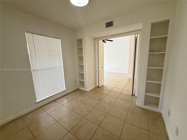 Building Photo - 833 Riverside Dr