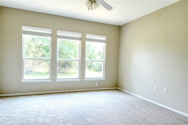 Building Photo - 115 Dickens Cir