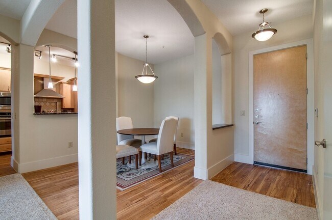 Building Photo - Available NOW! 2-Bed/2-Bath Hillsboro/Belmont