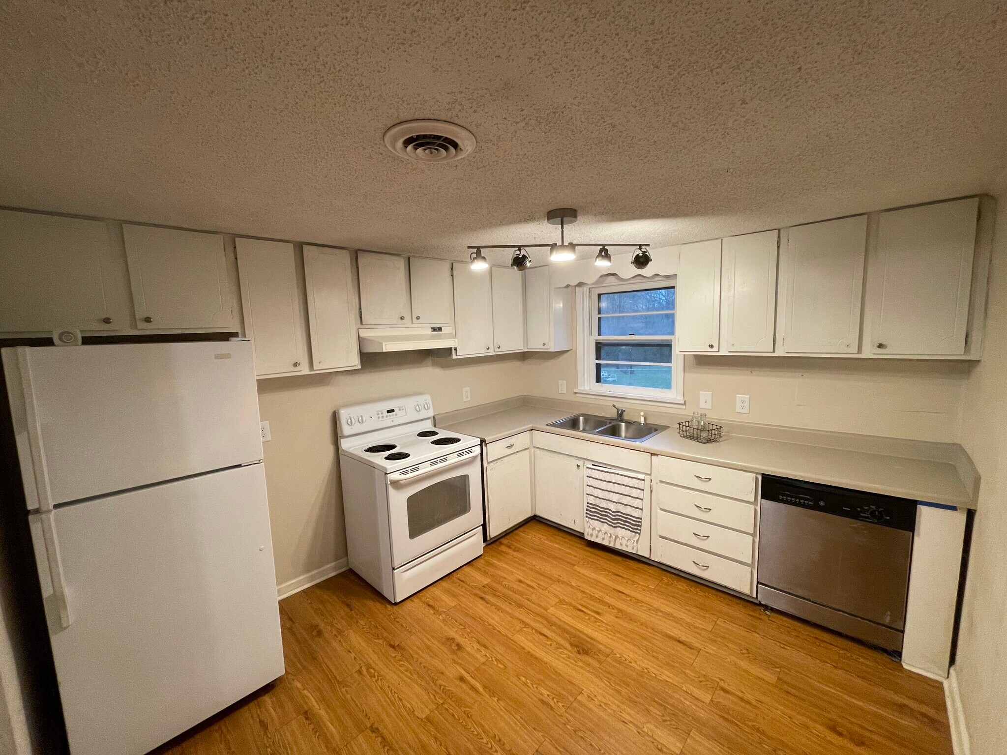 Building Photo - 1001 Moreland Dr