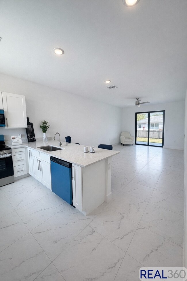 Building Photo - 2416-2418 Xelda Ave N