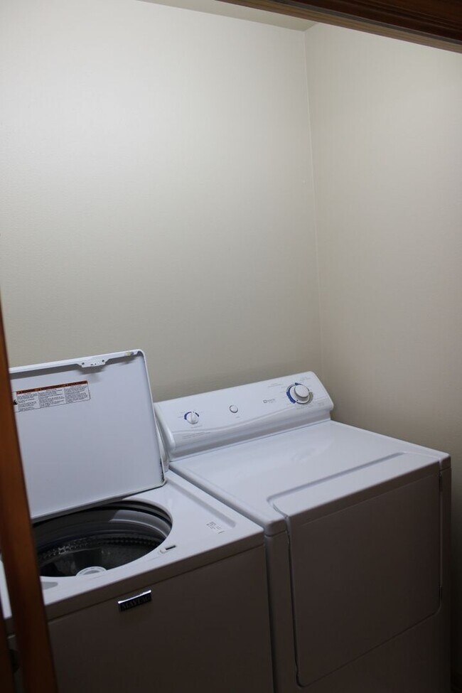 Building Photo - AVAILABLE JULY 2026!!! Incredible 3 bedroom, 2-1/2 bath duplex style condominium on Iowa City Eas...