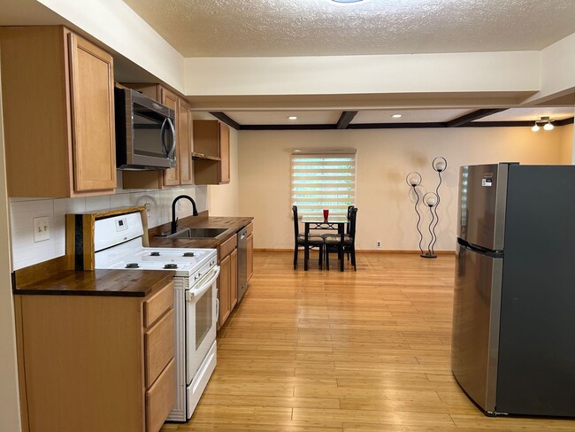 Building Photo - 3 Bedrooms One Floor Ranch House with 2 car attached garage in Lyndhurst