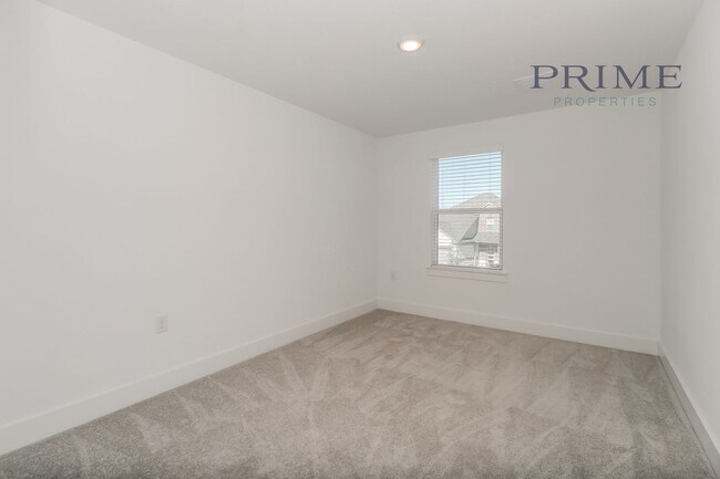 Building Photo - Large New Build in Pflugerville!