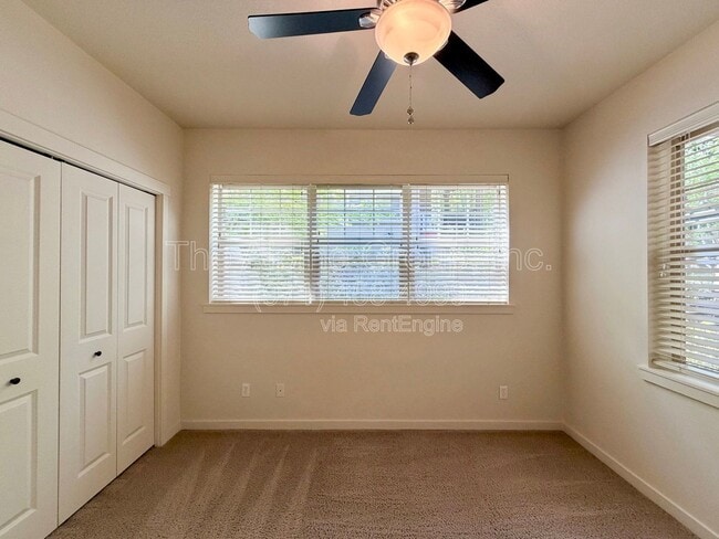 Building Photo - 657 NE Garswood Ln