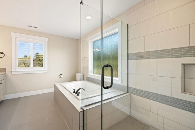 Building Photo - Spacious 4-Bedroom Dream Home – Perfect fo...