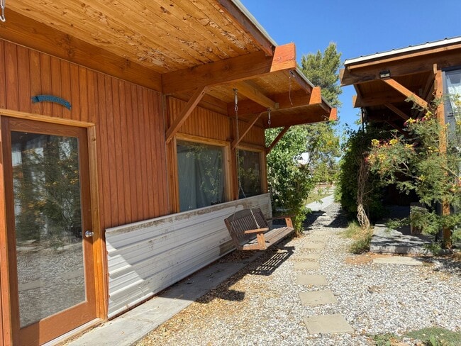 Building Photo - High Desert Retreat- 3 Bedrooms, 2 Bathroo...