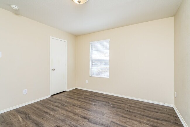 Building Photo - 1118 Antoinette Dr