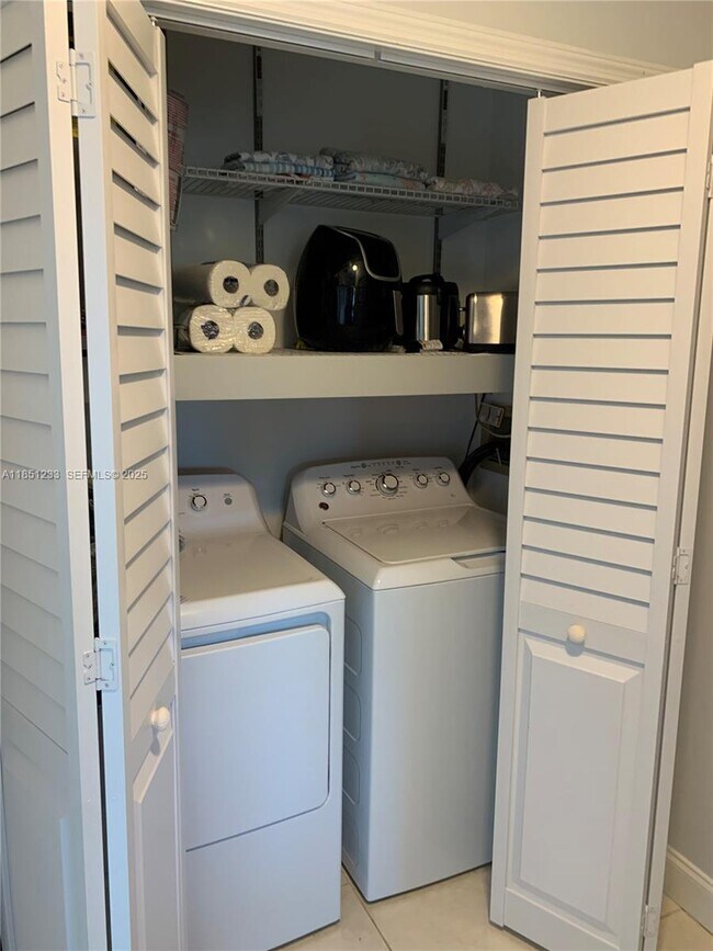 Building Photo - 112 Captains Ct