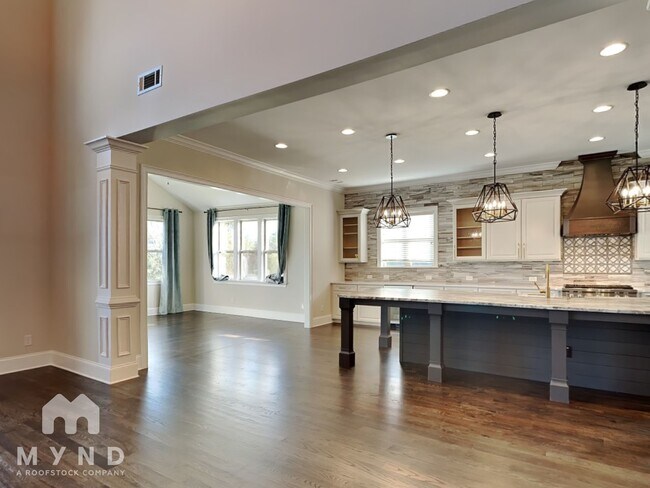 Building Photo - 2995 Manorview Ln