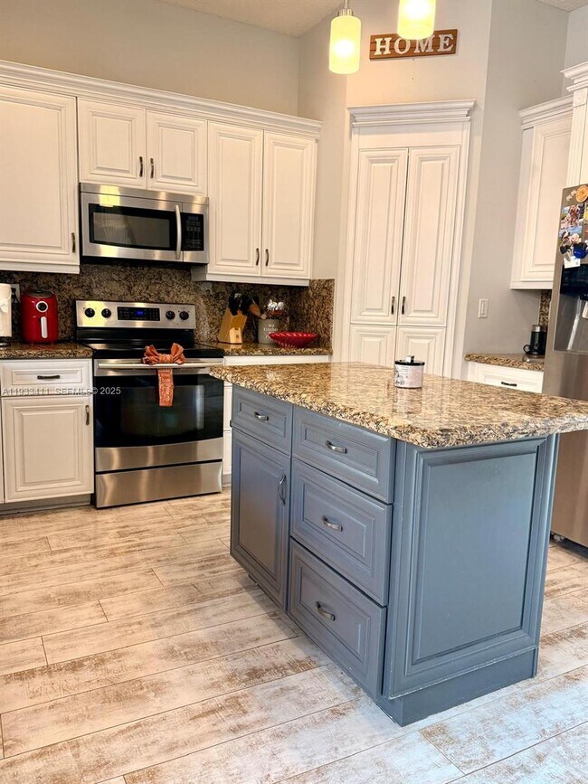 Building Photo - 3729 SW 51st St